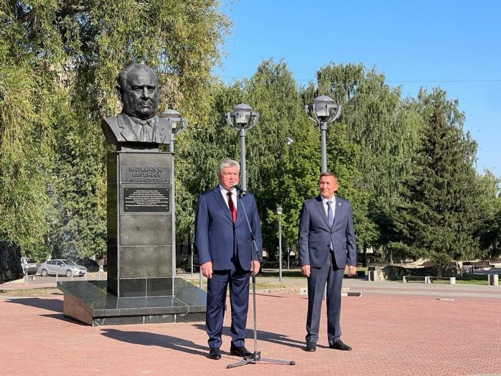 Төзүчеләр көнендә Чаллыда Евгений Батенчук һәйкәленә чәчәкләр салдылар