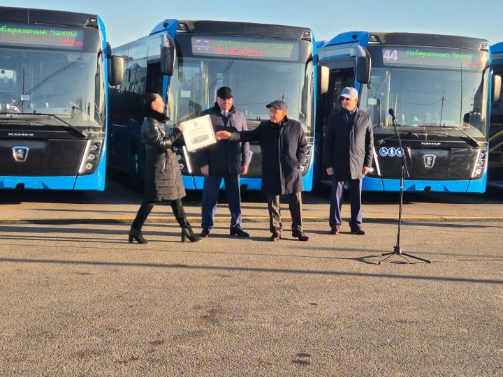 Татарстан Рәисе Чаллыга тагын 44 автобус тапшырды