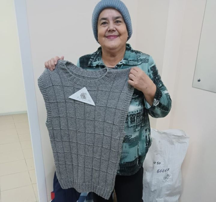 Әлфия Юткина хәрбиләргә 140 жилет бәйләгән