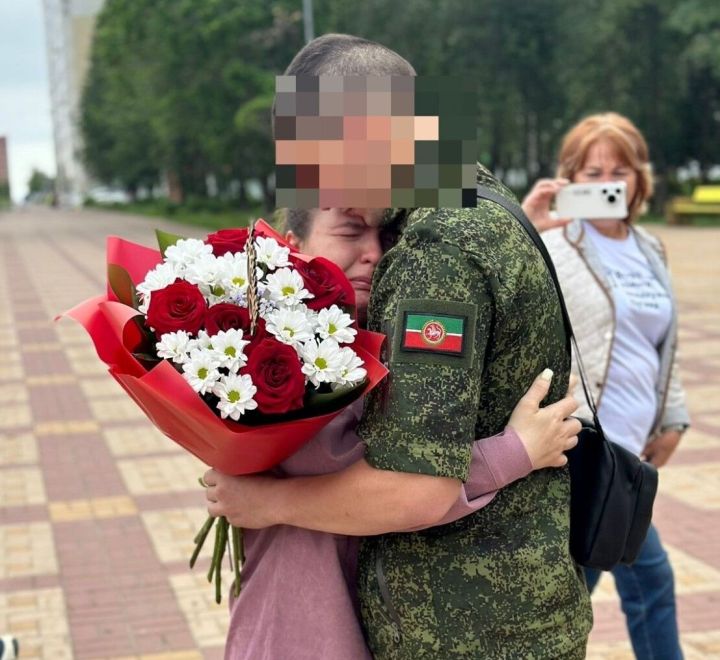 Кисәтмичә ялга кайтып, сөйгәненә тәкъдим ясады