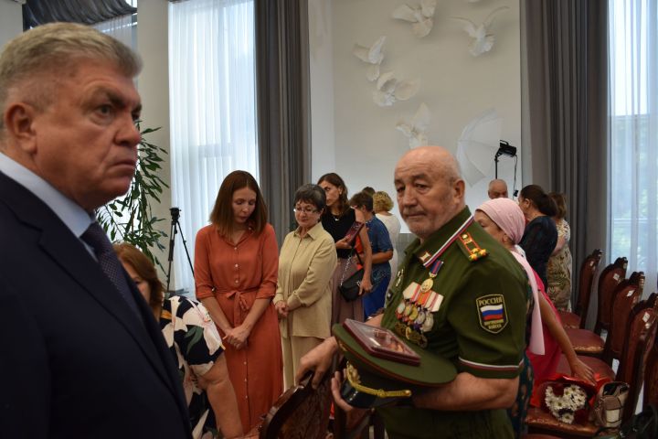 СВОда һәлак булган хәрбиләрнең туганнарына батырлык орденнары тапшырдылар