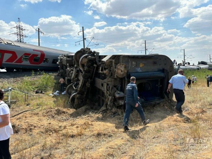 Поезд белән һәлакәт китереп чыгарган «КамАЗ» йөртүчесе авыр хәлдә