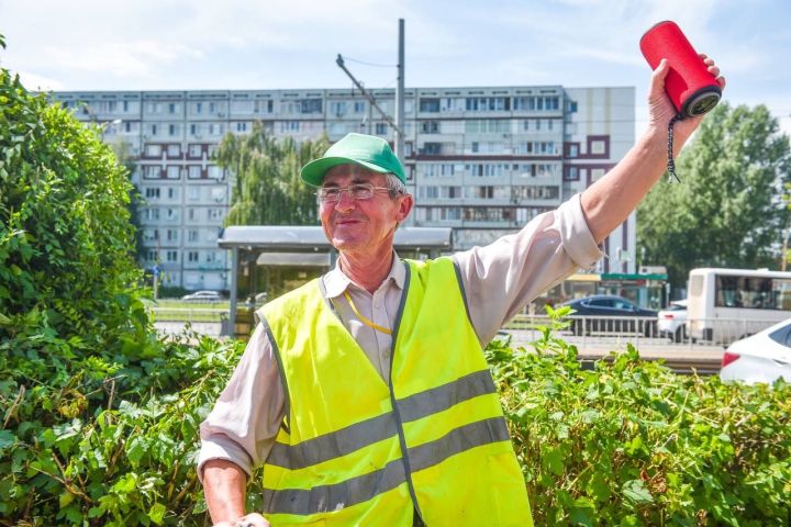 Бии-бии чүп җыючы шәһәрдәш йолдызга әйләнде