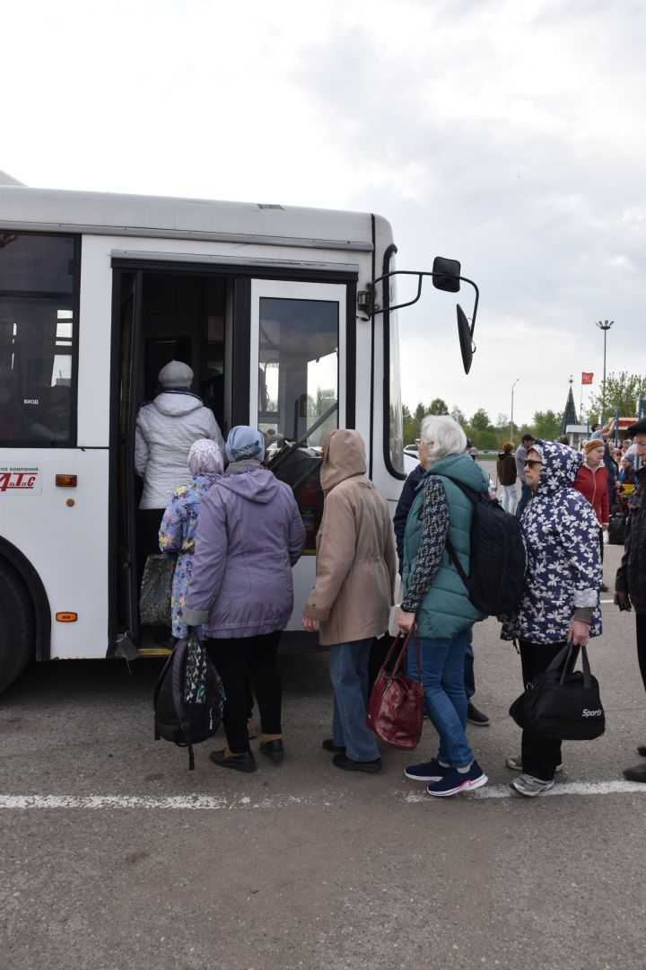 Чаллыда автобус пассажирны өстерәп барган