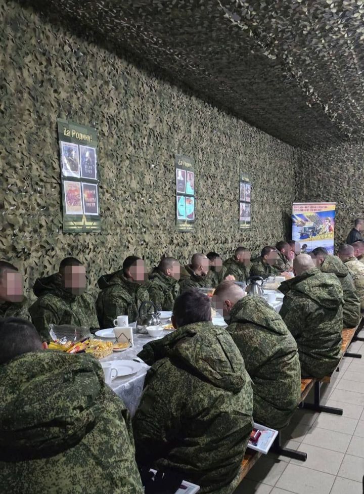 Чаллы мэры Наил Мәһдиев хәрбиләрне чәк-чәк белән сыйлаган