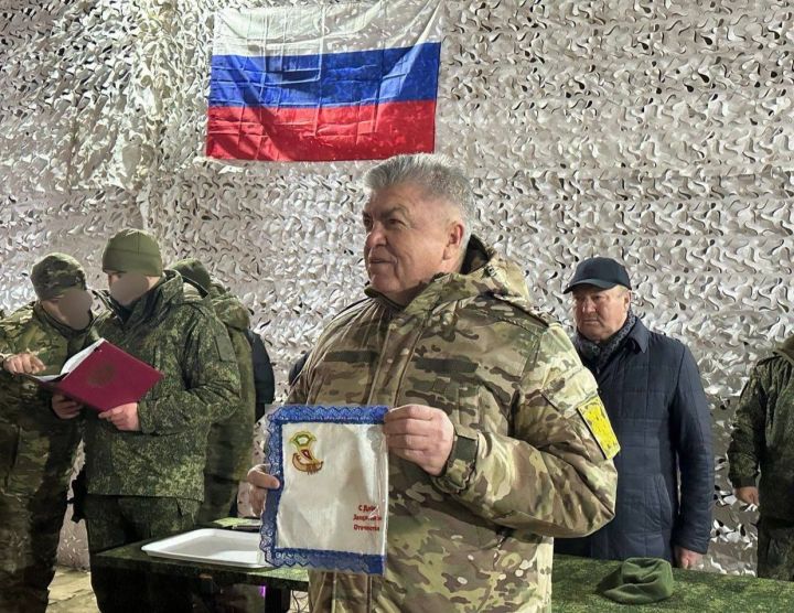 Чаллы мэры Наил Мәһдиев хәрбиләрне чәк-чәк белән сыйлаган