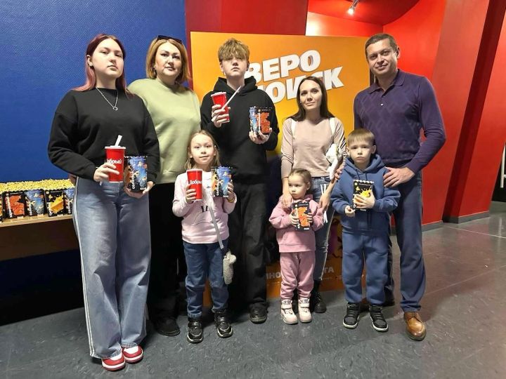 Чаллыда махсус хәрби операциядәге ир-егетләрнең балаларын кинотеатрга алып бардылар