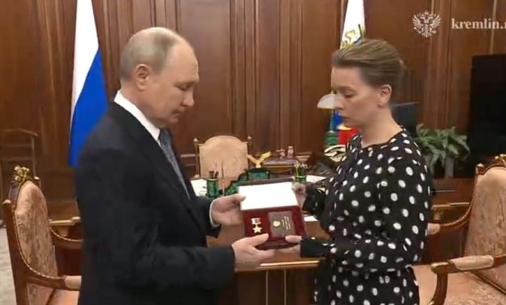 Путин һәлак булган Чаллы героеның тол хатынына Россия Герое йолдызын тапшырды