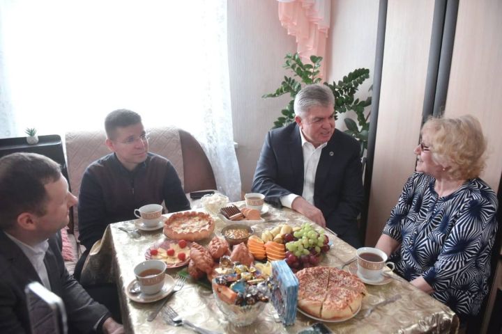 Чаллы мэры Россия Героеның әнисен котлады
