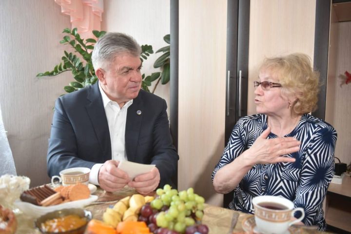 Чаллы мэры Россия Героеның әнисен котлады