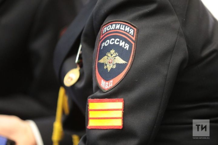 Полиция хезмәткәре башына шешә белән суккан