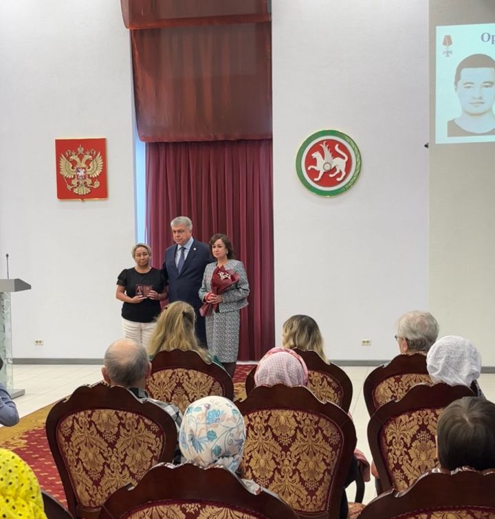 Чаллыда һәлак булган хәрбиләрнең якыннарына Дәүләт бүләкләре тапшырылды