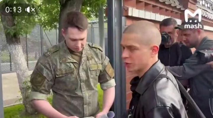 Артист штраф түләп армиягә киткән