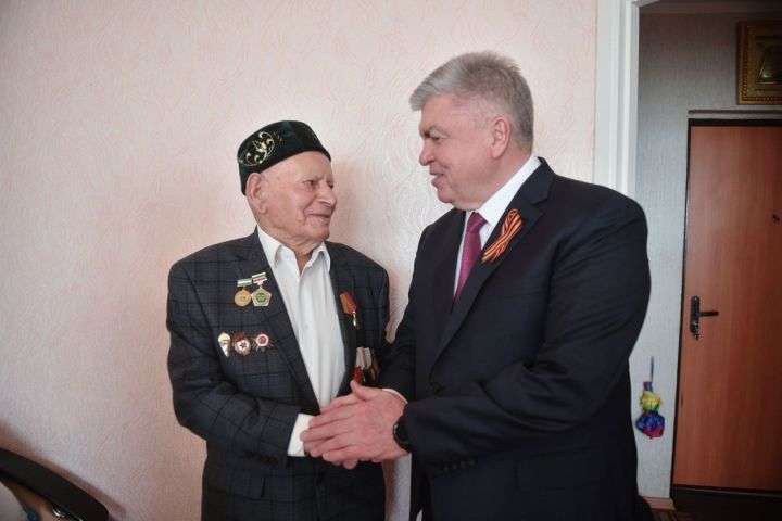 Чаллыда 98 яшьлек ветеран Мөфтәх Нуртдиновны котладылар