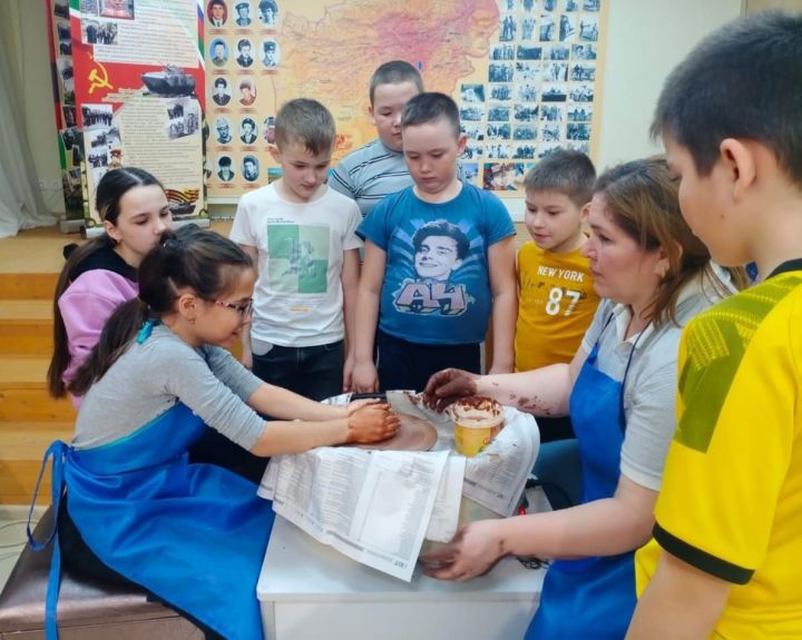 Иске Абдул балалары хәрбиләргә бүләкләр җибәргән