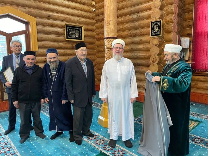 Чаллы хәзрәтенә затлы чапан бүләк иттеләр