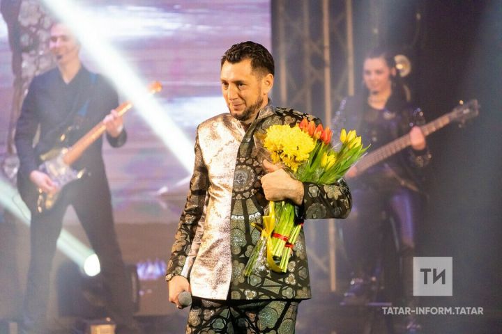 Фирдүс Тямаев  нәни тамашачысына акча бирде