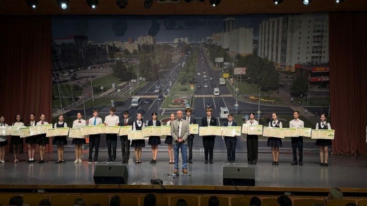 Чаллының олы җанлы җитәкчесе укучыларга премия өләште