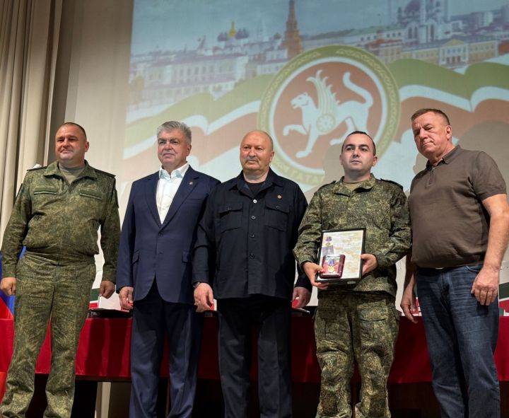 Чаллы мэры хәрбиләргә шефлык ярдәме тапшырды