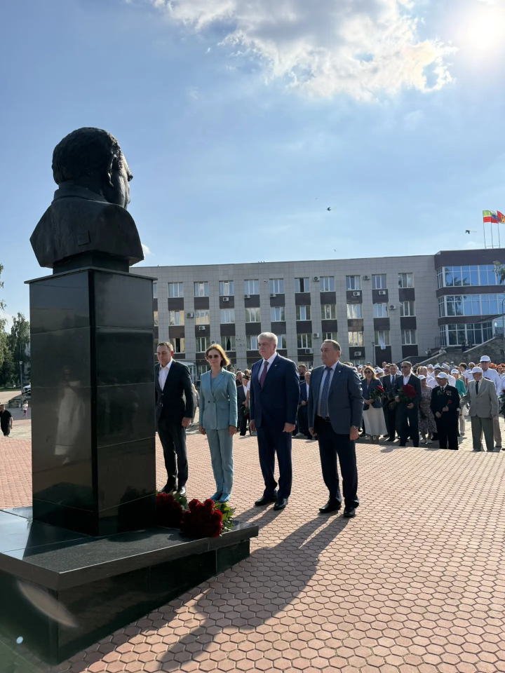 Чаллыда легендар төзүче Евгений Батенчук һәйкәленә чәчәкләр салдылар