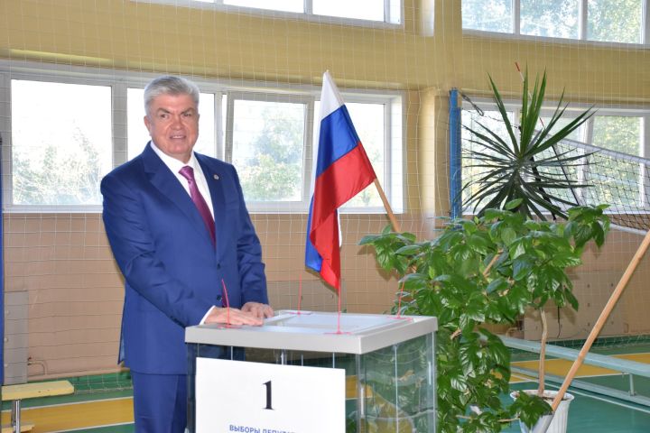 Чаллы мэры Наил Мәһдиев сайлауларның беренче көнендә үк тавыш бирде