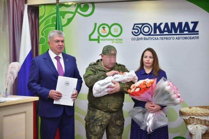Чаллы мэры хәрбинең баласын каршы алды